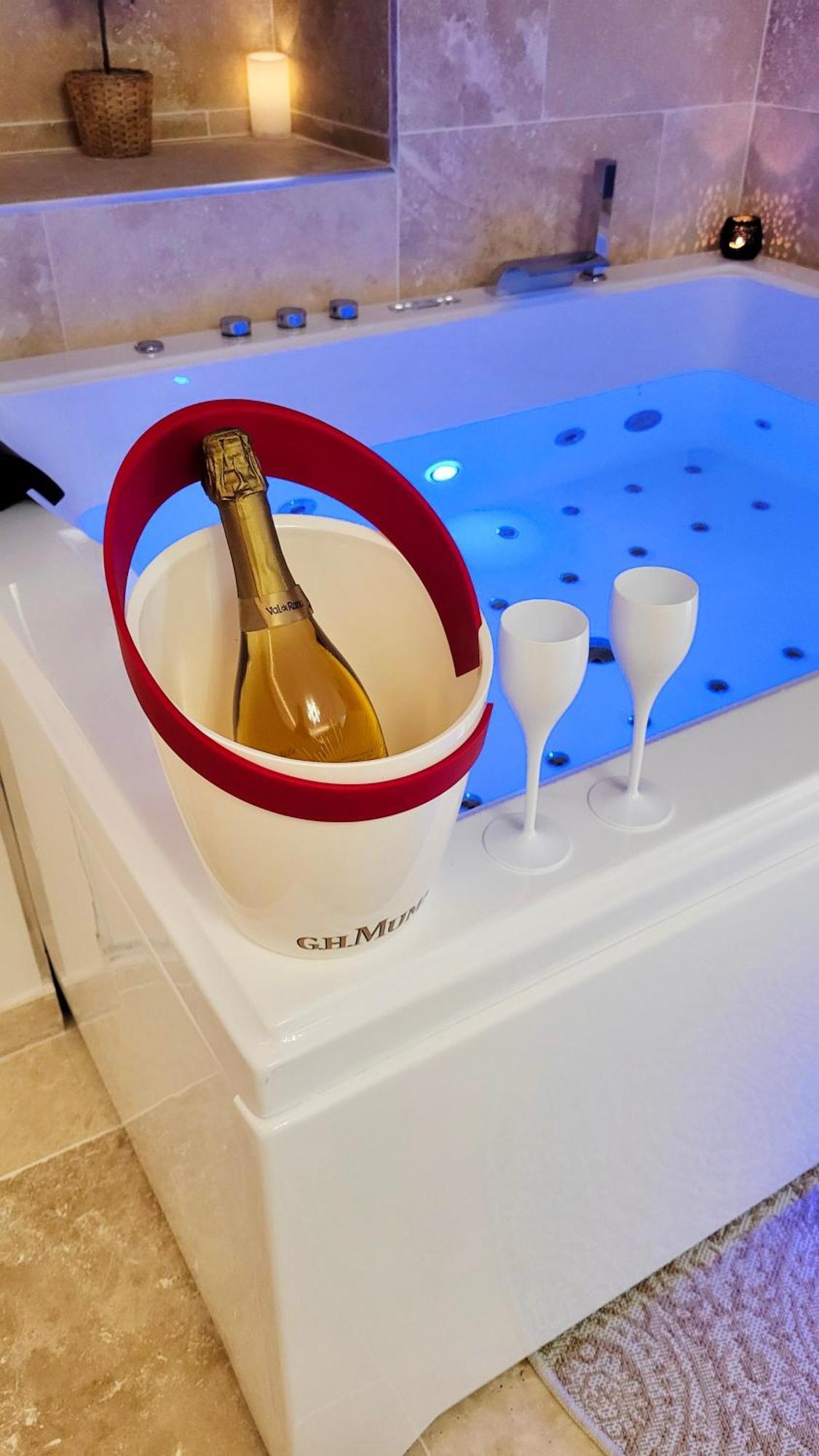 - La Suite Delos - Jacuzzi 2 Places - Centre Ville A Pied - Lit Queen Size - Parking Privee - Wifi - City Center Within Walking Distance - Кемпер Экстерьер фото