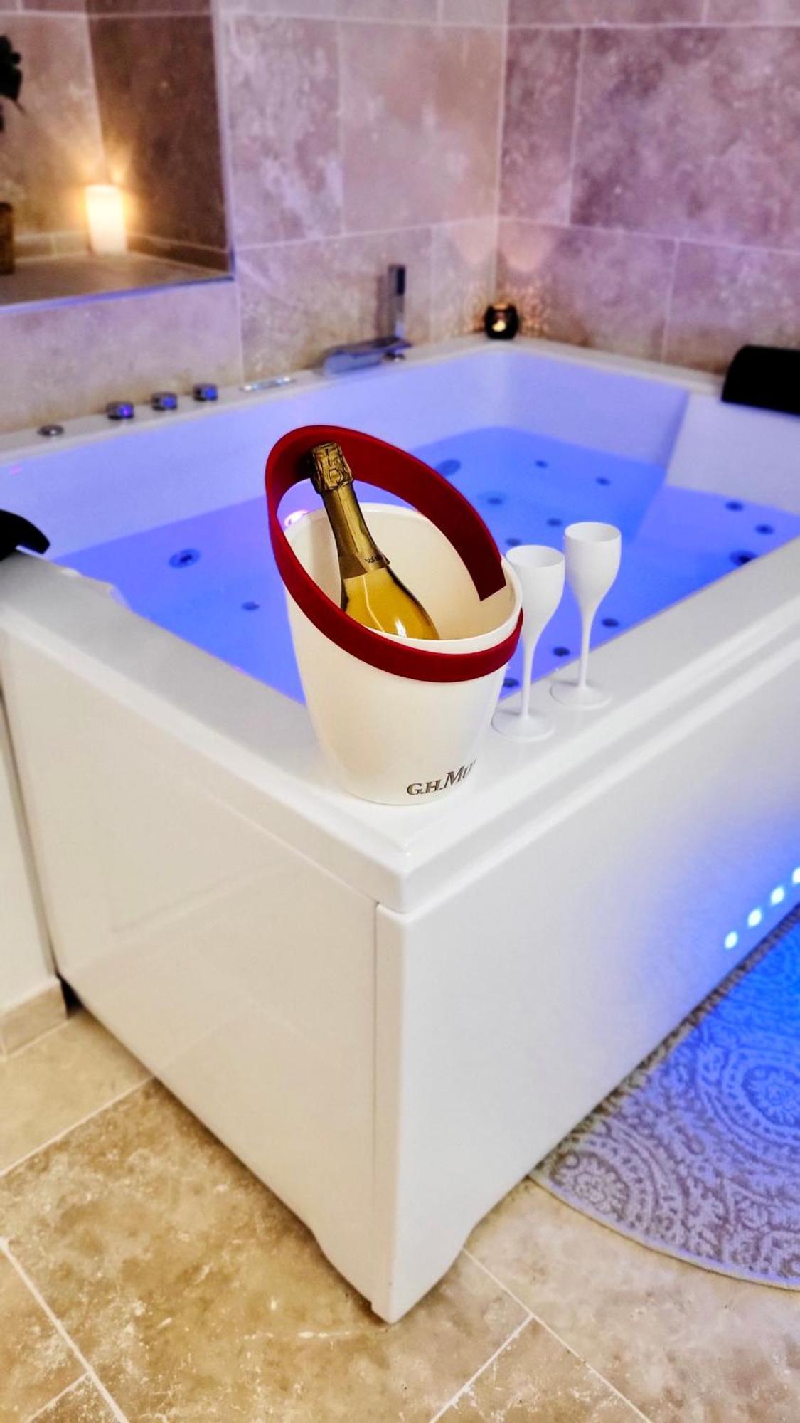 - La Suite Delos - Jacuzzi 2 Places - Centre Ville A Pied - Lit Queen Size - Parking Privee - Wifi - City Center Within Walking Distance - Кемпер Экстерьер фото
