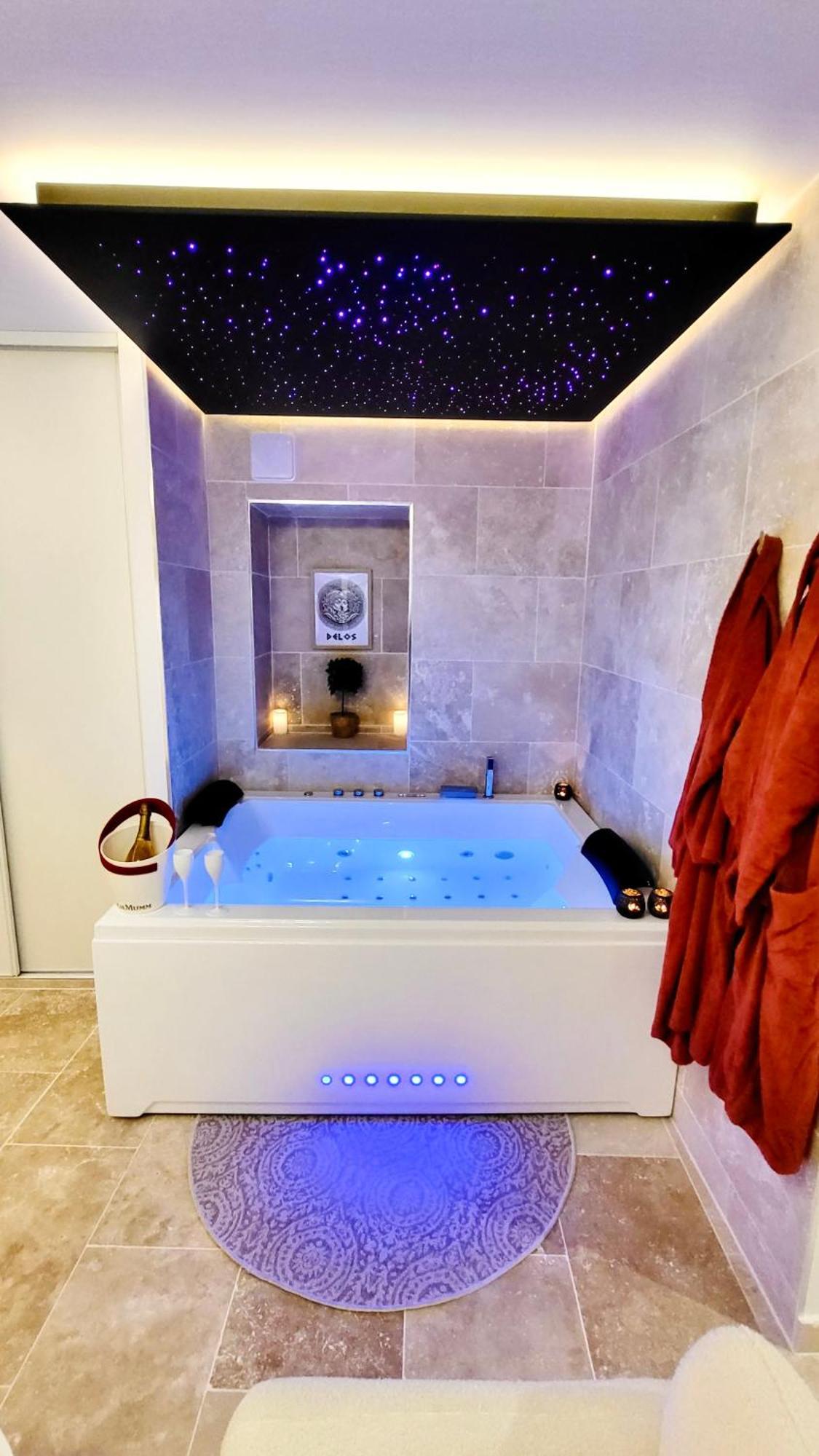 - La Suite Delos - Jacuzzi 2 Places - Centre Ville A Pied - Lit Queen Size - Parking Privee - Wifi - City Center Within Walking Distance - Кемпер Экстерьер фото