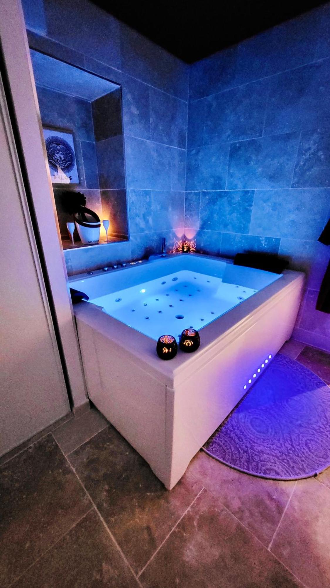 - La Suite Delos - Jacuzzi 2 Places - Centre Ville A Pied - Lit Queen Size - Parking Privee - Wifi - City Center Within Walking Distance - Кемпер Экстерьер фото