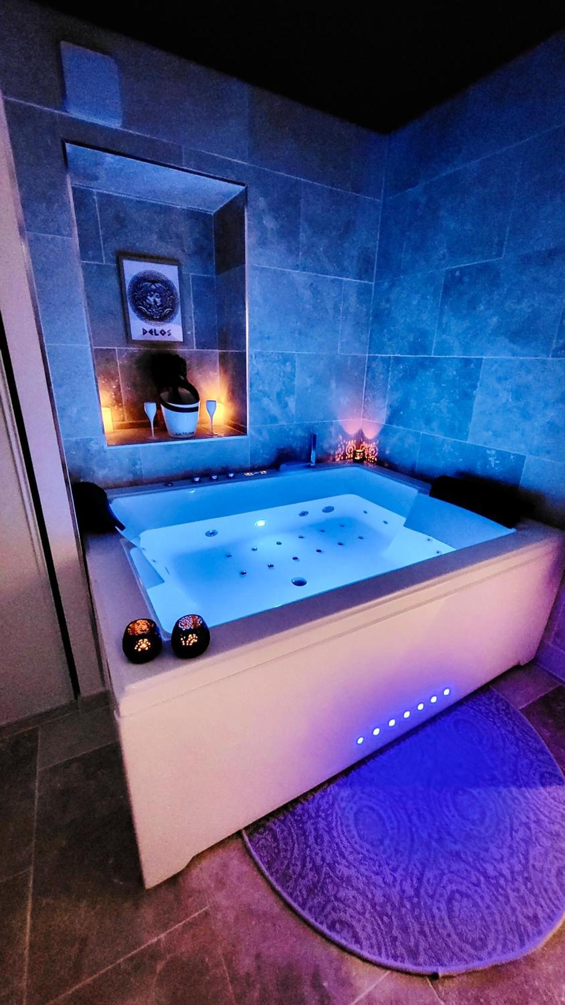 - La Suite Delos - Jacuzzi 2 Places - Centre Ville A Pied - Lit Queen Size - Parking Privee - Wifi - City Center Within Walking Distance - Кемпер Экстерьер фото