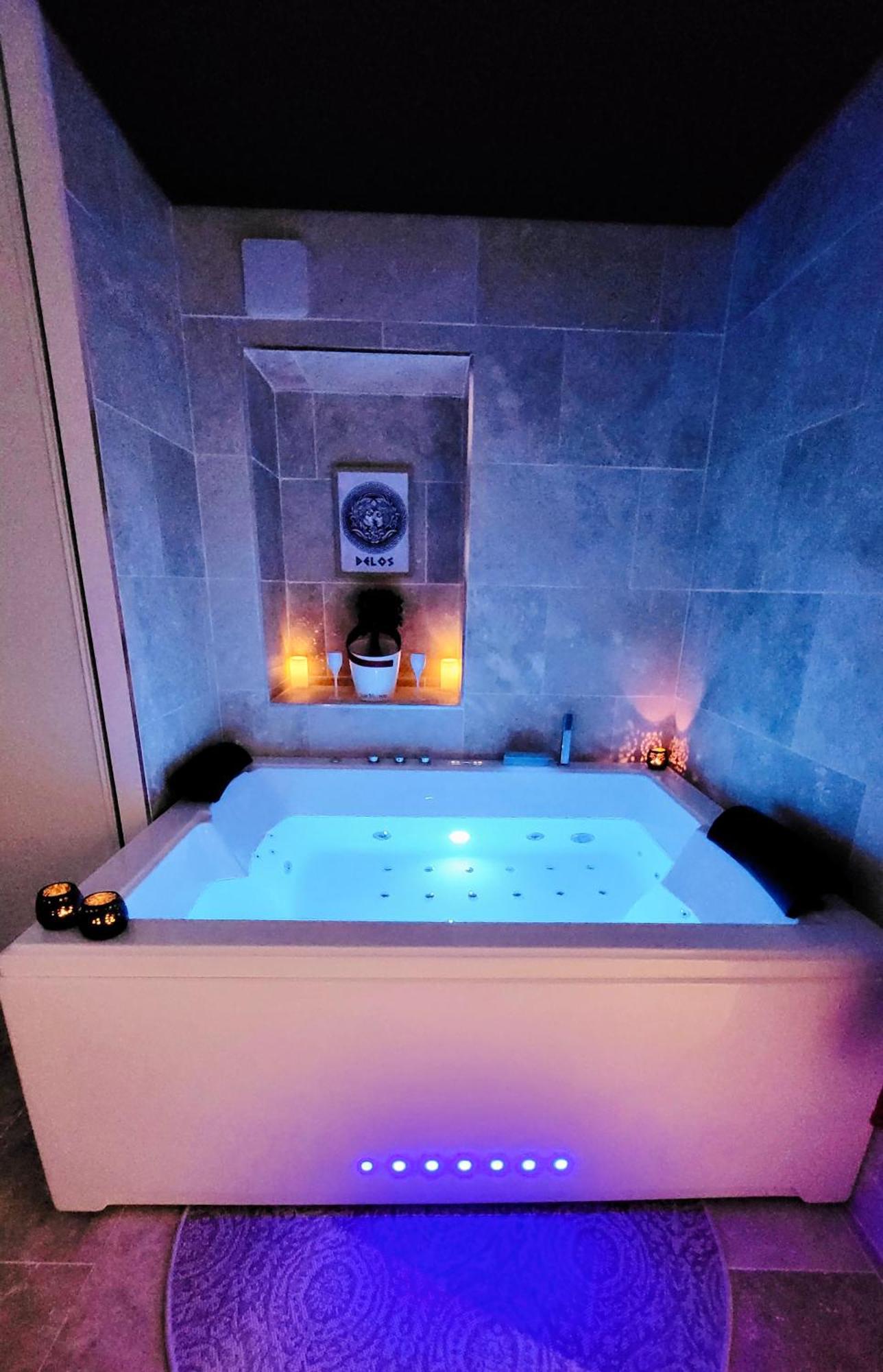 - La Suite Delos - Jacuzzi 2 Places - Centre Ville A Pied - Lit Queen Size - Parking Privee - Wifi - City Center Within Walking Distance - Кемпер Экстерьер фото
